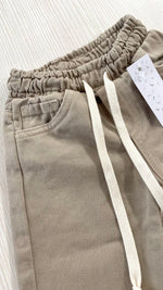 Pantalone denim model