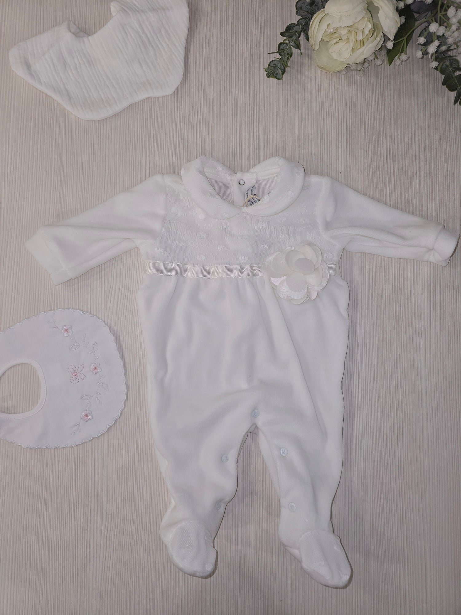 Tutina in ciniglia bianca con dettagli floreali