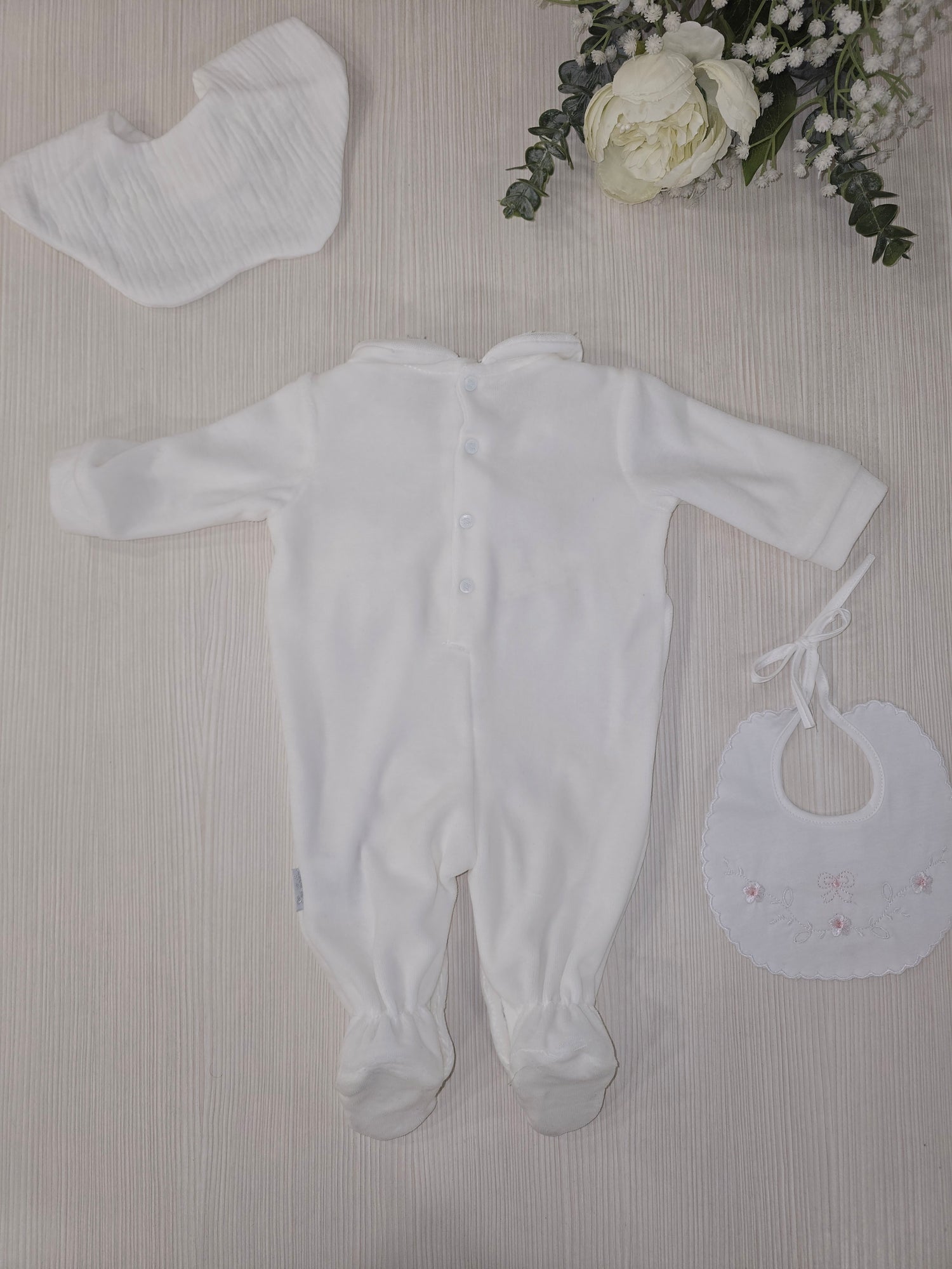 Tutina in ciniglia bianca con dettagli floreali