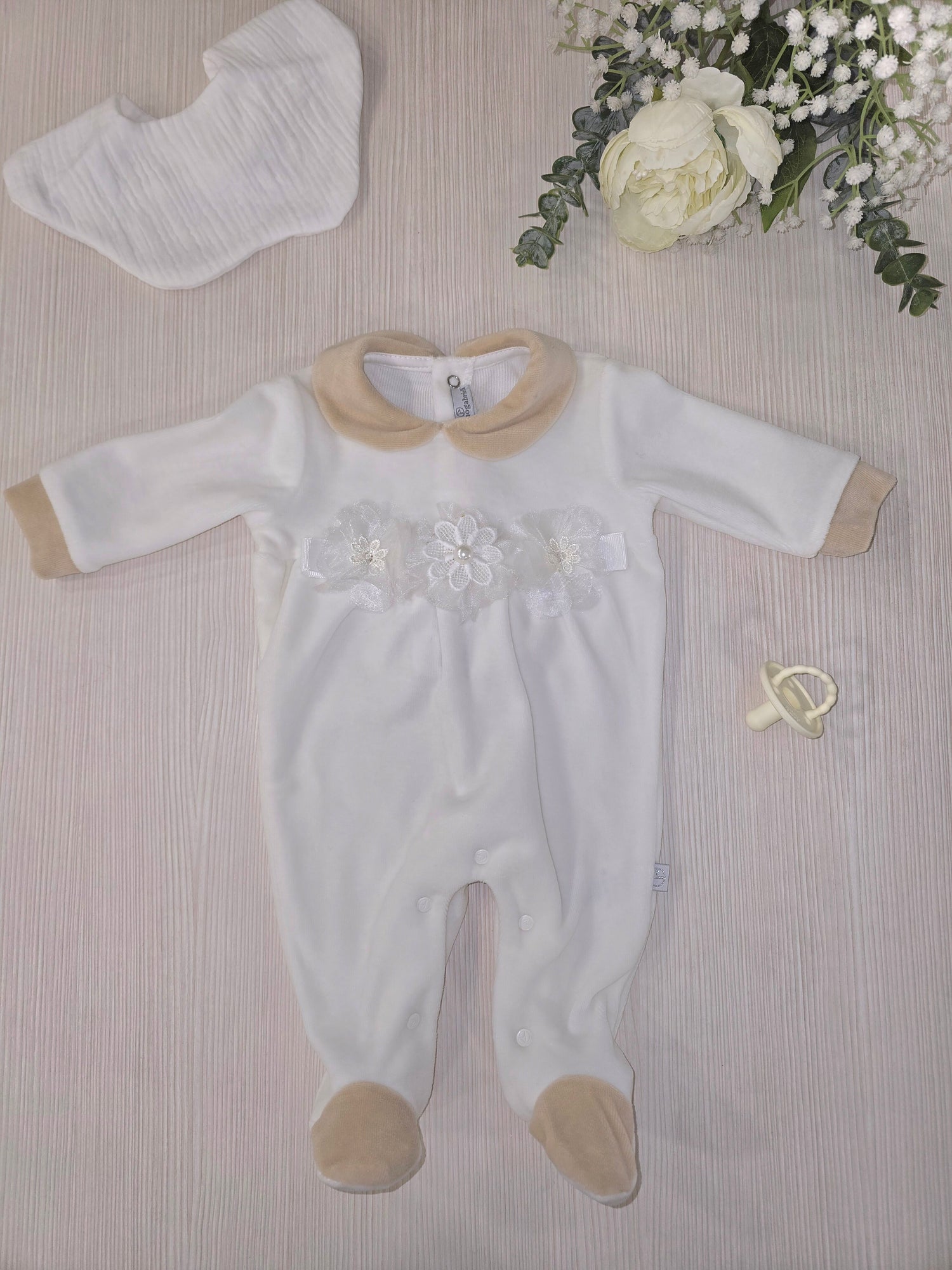 Tutina in ciniglia bianca e beige con applicazioni floreali