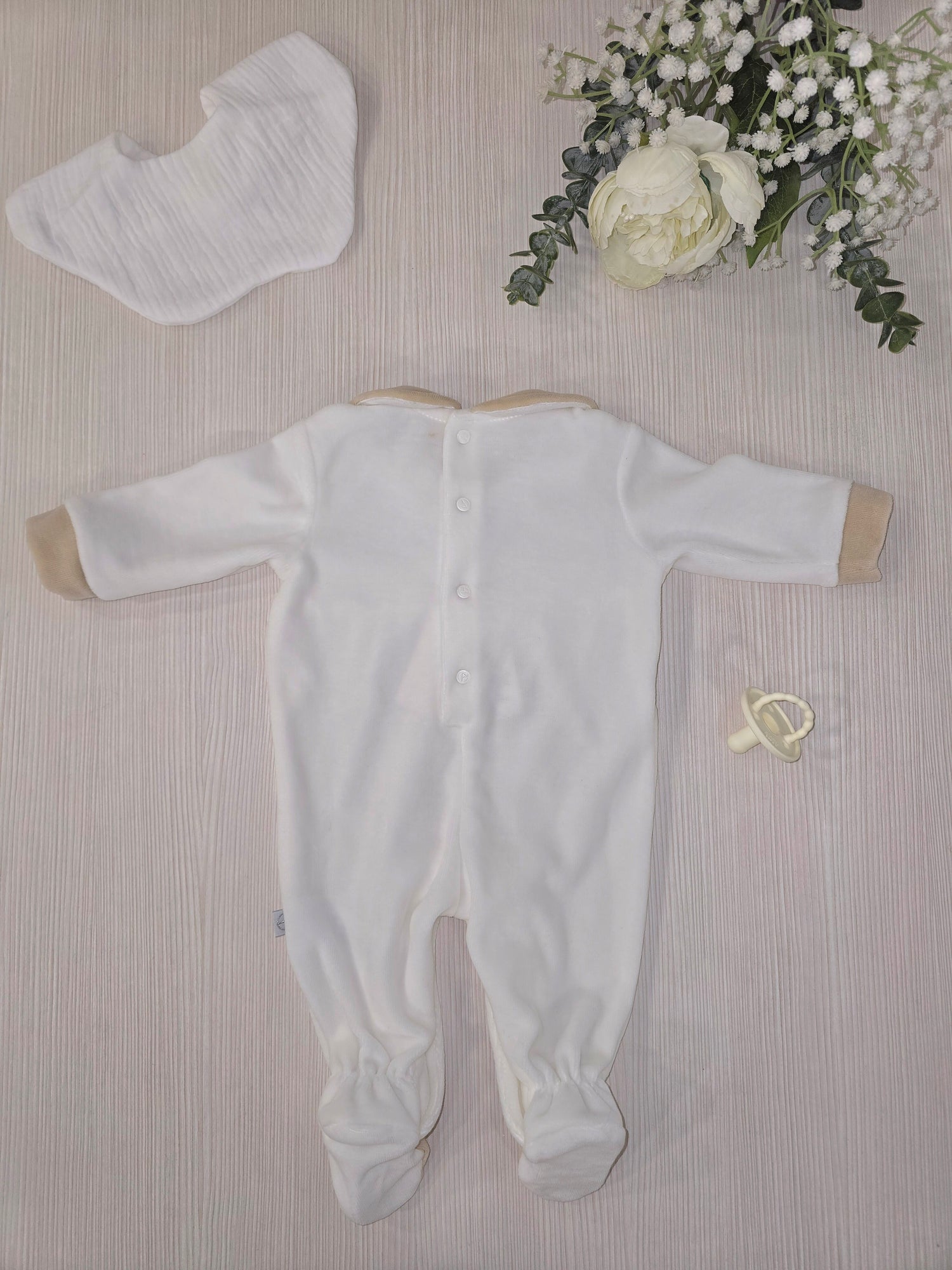 Tutina in ciniglia bianca e beige con applicazioni floreali